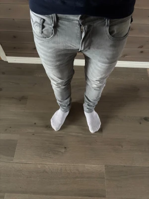 Replay anbass  - Säljer nu dessa Replay Anbass Hyperflex Jeans, W32 och L30. Mått: ca 38–38,5 cm i midjan och 100 cm i total längd. Skriv gärna om du vill ha fler bilder eller har frågor. // Milton 