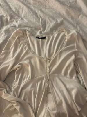 Vit spetsdetaljerad topp Gina Tricot - Topp från Gina öppen slits nedtill 