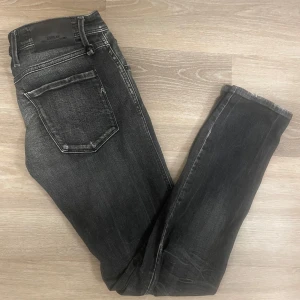 Replay anbass 05 aged  - Snygga svarta Replay Anbass jeans i slim fit. Dem i nyskick har endast kommit till användning ett par gånger. Köpte dem för 1799kr och säljer dem nu för 700kr. Pris kan diskuteras vid snabb affär