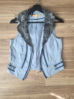 Super snygg väst från BIBA  - Såå snygg väst, y2k/mcbling stil. Ljusblå/grå.