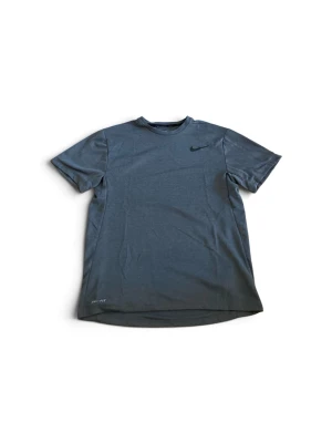 Grå Nike Dri-Fit t-shirt - Snygg grå t-shirt från Nike med diskret svart logga på bröstet. Tillverkad i lätt och funktionellt Dri-Fit material som andas, perfekt för träning. Klassisk passform med rund hals och korta ärmar.