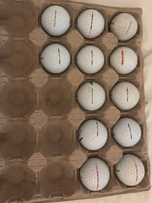 Vita golfbollar i kartong - Säljer 12st pro v1 bollar tvättas vid köp skrov vid funderingar