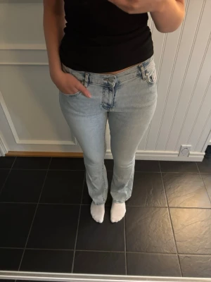 Ljusblå bootcut jeans med medel midja - Ljusblå bootcut jeans med medel midjehöjd Jeansen är väldigt stretchiga och har ett mjukt material. Perfekta för en shopping dag på stan eller att bara umgås med vänner. 🛍️ Jag är 178cm lång och de passar mig utmärkt! Skriv till mig om frågor om mina mått 🩷