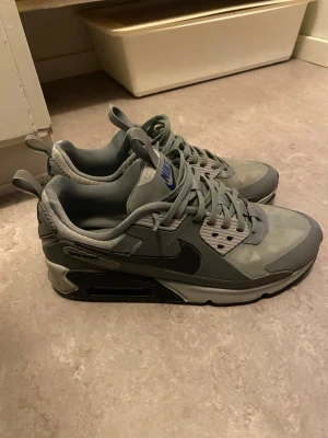 Grå Nike Air Max sneakers stl 42 - Air Max 90 grå liten skada vid bild 2 