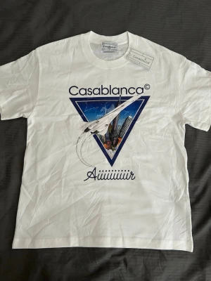 Vit Casablanca t-shirt  - Säljer en vit casablacka t shirt i storlek S