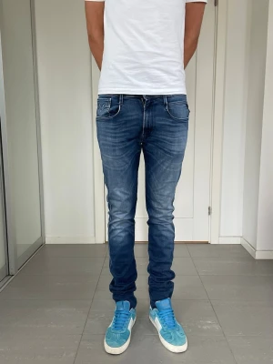 Replay Anbass Hyperflex Jeans - Säljer nu dessa Replay Anbass Hyperflex Jeans, W30 o L34 med mått ca 38,5 o 110 cm. skriv för fler bilder/frågor🙌🏼