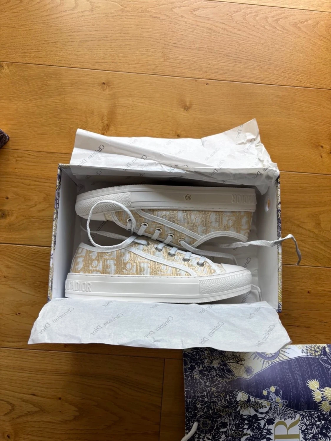 Beige Dior sneakers med monogram