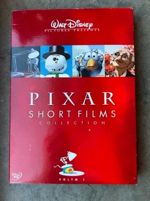 Pixar short films collection DVD - Pixar Short Films Collection Volym 1 på DVD. Innehåller kortfilmer som "Tin Toy", "Knick Knack", "Geri's Game" och "For the Birds". Speltid 51 minuter.  Finns på språk: Svenska, Engelska, Isländska, Italienska, Finska   OBS!! skivorna är begagnade så det kan förekomma repor/hairlines på skivorna, men då jag kollar igenom alla filmer jag säljer garanterar jag att alla funkar felfritt om inget annat står! :)