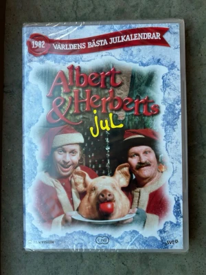 Inplastad Albert & Herberts jul DVD - Albert & Herberts Jul från 1982. Denna utgåva innehåller 2 DVD-skivor. Region 2. Format 4:3. Speltid: ca 8 tim. Helt ny & inplastad!!  Finns på språk: Svenska 