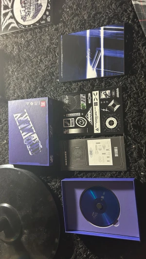 Stray Kids Maniac Album CD-box - Säljer en Stray Kids Maniac album box letar efter små poster som den kom med annars stannar priset som det är