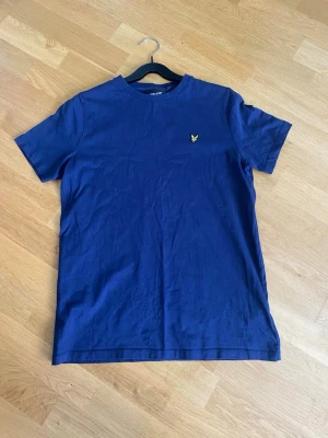 Lyle & Scott Navy Blue T-shirt - Tja! Jag säljer en marinblå Lyle&Scott T-shirt i nytt skick. Den är endast använd ett fåtal gånger! Storleken är 14-15 år och sitter som en S! Kontakta gärna för frågor! Priset är POK! 
