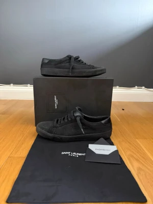 Saint Laurent skor  - Säljer dessa skor i storlek 39,5 sitter mer som St 41 pga det finns ingen sula i skorna.  Box kort och påse medföljer
