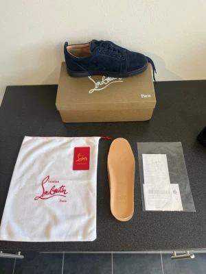 Christian Louboutin Sneakers – Storlek 42 ✨ - Christian Louboutin Sneakers – Storlek 42 ✨ 	•	Exklusiva mörkblå sneakers med den ikoniska röda sulan 	•	Storlek: 42 	•	Kommer med originalbox, dust bag, taggar, kvitto och alla tillbehör 	•	Klassisk, tidlös design – både lyxig och bekväm  