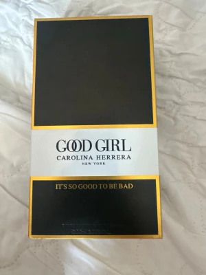 Good Girl parfym från Carolina Herrera - Good Girl parfym från Carolina Herrera i en unik flaska formad som en svart stilettklack med gulddetaljer. Förpackningen är svart med guldkant och vit mittdel där märket står. En ikonisk doft med lyxig design som sticker ut på hyllan.