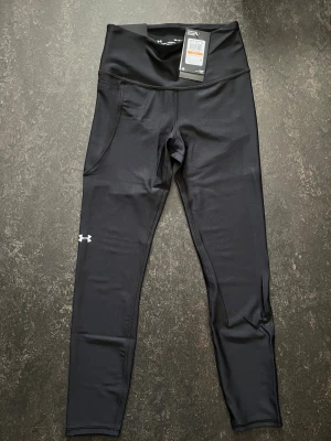 Leggings Under armour (Small) - Svarta ankle leggings från Under Armour med hög midja och kompressionseffekt.  Stl S                   Helt ny Nypris (599)