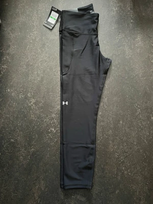  Under Armour leggings (Large) - varta ankle leggings från Under Armour med hög midja och kompressionseffekt.  Stl L                   Helt ny Nypris (599)
