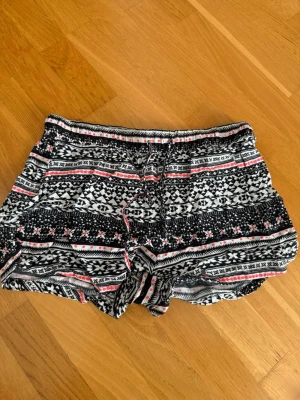 Mönstrade shorts från Only, storlek M - Shorts från ONLY strl M