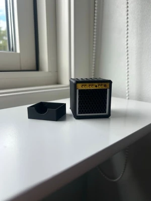 Plektrum hållare - Plektrumhållare i form av en förstärkare. Får plats med fem plektrum på ovansidan men även några fler i lådan på baksidan. Perfekt om du har en vana att tappa bort dina gitarrplektrum! Kolla gärna in resten av min profil!🔥