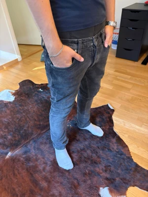 Nudie jeans - Svarta nudies i modellen grim tim. Defekt på baklappen. Nypris 1600 