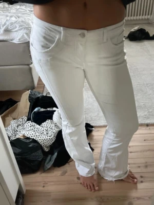 Vita lågmidjade Jeans - Säljer ett par snygga vita jeans som tyvärr inte passade mig. Pris kan diskuteras!      Midjemått: 37,5 cm. Innerbenslängd: 78cm