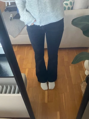 Svarta bootcut jeans - Svarta bootcut jeans i storlek 36 från Gina tricot. Knappt använda I mycket bra skick, inga slitningar. 💕