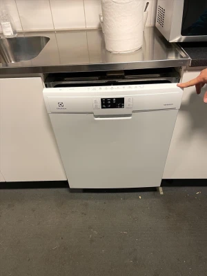  Ny Vit Electrolux diskmaskin - Säljer en vit diskmaskin från Electrolux med digital display och flera programval. Diskmaskinen har en stilren design och passar inbyggt under bänkskiva. Perfekt för köket om du vill slippa diska för hand.