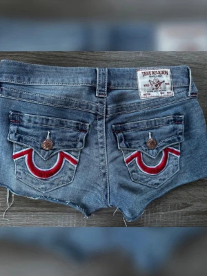 TRUE RELIGION SHORTS - Shorts från True Religion i storlek 25. Köptes förra året och har knappt kommit till användning, så skicket är så gott som nytt. Modellen är unik och verkar inte längre säljas. Bild 1 visar hur motsvarande liknade modell sitter. Säljer för halva priset. Tveka inte att höra av dig för mer info/fler bilder!