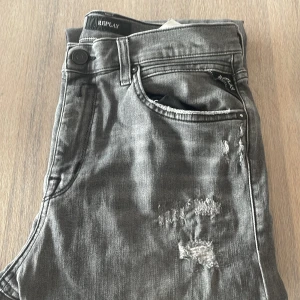 Replay jeans - Säljer nu mina Replay jeans då de blivit för små, de är i bra skick. Storleken är 158 cm, köpte de för 1100 och säljer de nu för 300
