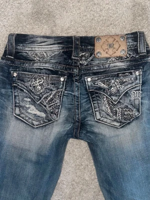 Lågmidjade Miss Me jeans - Supersnygga Missme jeans med fina bakfickor i storlek W26 Midjemått: ca 75 cm Innerben: ca 82 cm Ytterben: ca 102.5 cm Priset kan diskuteras och skriv gärna vid frågor💕