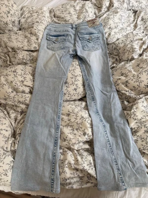 Ljusblå bootcut jeans True Religion - Säljer ett par ljusblå bootcut jeans från true religion. Storlek 23. De är lite uppsydda eftersom de var för långa för mig. Nu är de lite korta för mig. Jag är 162  