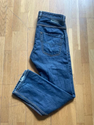 Diesel Krooley  - Ett par diseljeans med slim fit model. Storlek 30/30 men sitter lite tajt i midjan. Finns en liten skada bak på ena benet annars ser de fina ut. 