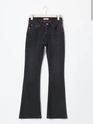 Svarta low bootcut jeans  - svarta low boot cut jeans från gina tricot i storlek 34