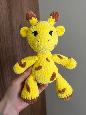 Virkad giraff gosedjur - Virkad giraff i mjukt garn, cirka 23cm lång☺️ Perfekt som gosedjur, present och dekoration💗