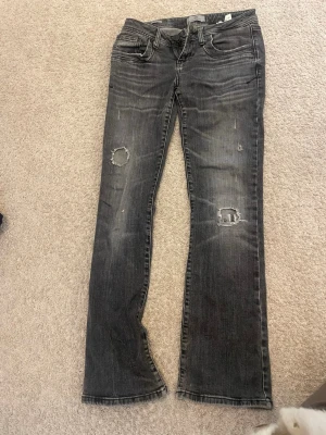 Grå byxor från ltb - Säljer ett par jätte snygga jeans från ltb med slitningar, de är i storlek 27/30 så de kan passa både xs/s. Jätte bra skick! Pris kan diskuteras🩷