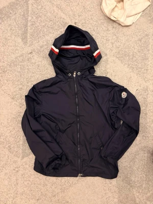 Moncler windbreaker - Windbreaker från moncler med fungerande nfc tagg. Skriv så fort ni har någon fundering!