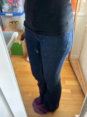 Lågmidjade bootcut jeans - Så snygga lågmidjade bootcut jeans från lager 157. Knappt använda och inga tecken på slitage💗skulle passa helt perfekt nu till hösten🍁