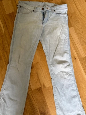 Wrangler jeans  - Säljer dessa fina lågmidjade/bootcut Wrangler jeans då dom inte passar längre. Finns små defekter men inte särkilt märkbara, annars väldigt fint skick! 🩷 W:28 L:30 motsvarar ungefär S men passar även mig som är S/M! Jag är 167 cm.