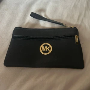 Michael Kors Necessär/Kuvertväskor - ingen aning om den är äkta eller fejk, mycket bra skick.
