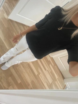 Svart topp med puffärm - Snygg svart topp med puffärmar och rund hals. Toppen har en enkel, stilren design och är lätt att matcha med olika outfits. Perfekt för dig som gillar en trendig men klassisk look.