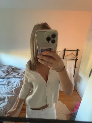 Vit kortärmad kofta med pärlknappar - Använd få gånger!  Jag står inte för frakt, tar gärna emot bud under det satta priset för kompromiss!💗   Allt jag säljer är i stort sätt i nytt skick för ett lägre pris, kolla in resten av mina artiklar i min profil!