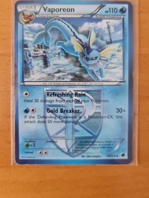 Vaporeon Team Plasma Pokémonkort 2013 - Säljer ett Vaporeon-kort från Team Plasma-serien. Kortet har blå bakgrund, silverdetaljer och visar Vaporeon i en vattenmiljö. Det är en samlarkort i standardstorlek med attacker som Refreshing Rain och Gold Breaker. Perfekt för Pokémonfans och samlare.