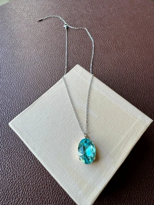 Swarovski halsband  - Superfin halsband med Swarovski Light Turquoise kristall i strlk 16mm och S- verifierat rostfritt stål kedja 50cm med förlängning