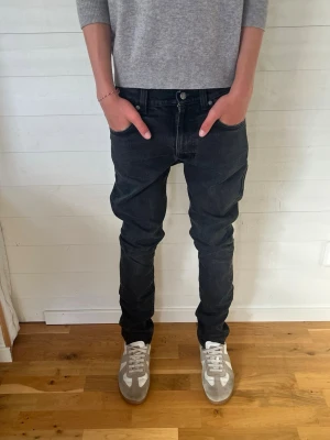 Svarta slim fit jeans W29 L32 - Säljer ett par svarta slimfit jeans. Jeansen har en stilren look. Perfekta för en grish outfit och passar dig som gillar en slim fitt🙌🙌
