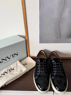 Lanvin - Lanvin cap toe patent ______________________________________________  - Size uk10 - Medföljer kvitto, box, 2st dustbags & skor. - Svart - Mycket fint skick _______________________________________________  - Nypris 4 499 kr  - Vårt pris 2899 kr _______________________________________________  För fler frågor kan ni höra av er i PM.