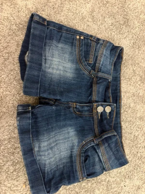 Low waist shorts  - Stolek S/36 men skulle säga XS Köpta utomlands och står inget märke (kan skicka bevis på det) Super snygga i mycket bra skick, säljer pågrund av att dem är försmå.