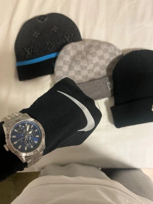 Festina klocka med blå urtavla - Stilren klocka från Festina med blå urtavla och silverfärgade detaljer. Klockan har kronograf-funktion och datumvisning. Armbandet är i blankt metall och ger en klassisk look. Perfekt accessoar för dig som vill ha något snyggt och tidlöst på handleden.