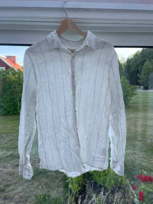 Linneskjorta  herr - Snygg linneskjorta från dressman i storlek M. Fint skick utan skador. Skickar snabbt!