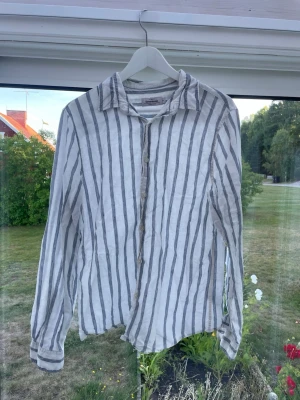 Linneskjorta herr - Snygg linneskjorta från dressman i storlek M. Fint skick, skickar snabbt! Inga skador. 