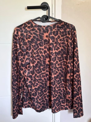Leopard tröja  - Fin tröja med leopard mönster 