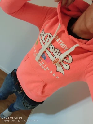 Superdry hoddie  - Fin ljusrosa/korall färgad superdry hoddie i väldigt bra skick modellen på bilden är 177cm och den passar bra men något tajt, jag rekommenderar den varmt och bjuder in dig till mina andra annonser 😀